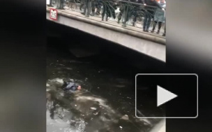 Появилось видео того, как полицейские спасали упавшего в канал Грибоедова мужчину