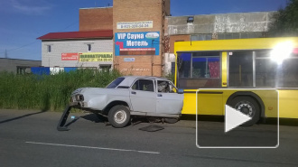 В Петергофе водителя "Волги" страшно изрезало битым стеклом после столкновения с рейсовым автобусом