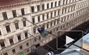 В Петербурге руфер сделал зарядку на проводах между домов