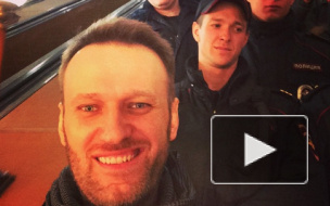 Алексей Навальный, задержанный в московском метро, обсудил с полицейскими цены на бананы