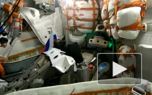 Видео: Робот "Федор" поздравил россиян с Днем Государственного флага Российской Федерации 