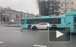 Автобус врезался в легковушку на перекрестке Ланского шоссе и Новосибирской улицы