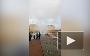 На улице Маршала Казакова забил фонтан с холодной водой