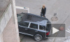 Блондинка из Петербурга, припарковавшая Porsche в подъезде, попала на видео