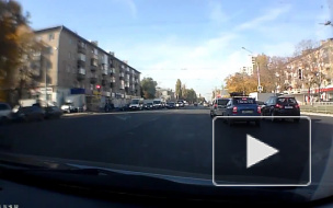 Авария с приземлившимся на капот байкером в Воронеже попала на видео