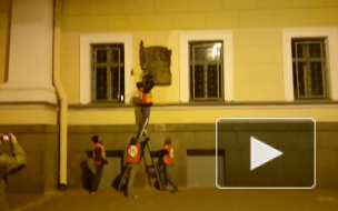 Появилось видео нападения петербуржцев с топором на "доску Маннергейма"