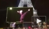 Париж скорбит: Всю ночь звучали песни Шарля Азнавура, а Эйфелева башня светилась золотом в память о шансонье
