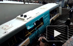 Автобус въехал в подземный переход в Москве: фото и видео с места ЧП