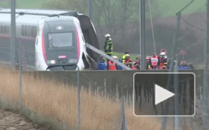 Видео: Во Франции пассажирский скоростной поезд сошел с рельсов