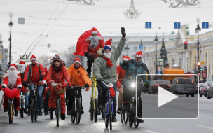 По Петербургу пронеслись Деды Морозы и Снегурочки на двух колесах