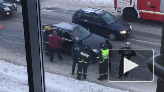 Видео: петербуржец ехал на Mercedes, остановился и умер