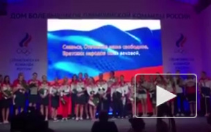 "Золотой" олимпийский рейс с россиянами задержался из-за гигантской матрешки