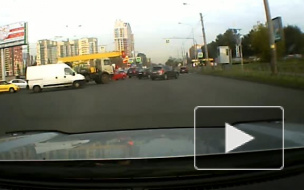 Массовое ДТП на проспекте Маршала Блюхера попало на видео