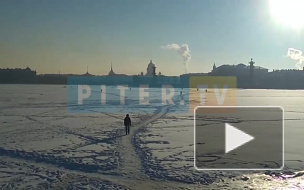 Видео: петербуржцы разгуливают по льду в ноль градусов