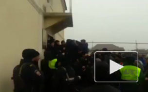 Видео из Дагестана: сельчане взяли штурмом Администрацию