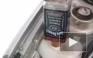 "Могу позволить": В Новосибирске сотрудник ДПС залил в бачок омывателя бутылку виски