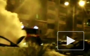 В одном из дворов Тюмени выгорела "Мазда" (видео)
