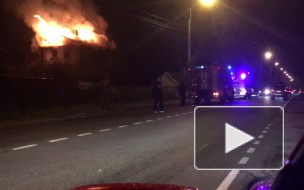 В поселке Левашово ярким пламенем полыхает жилой дом