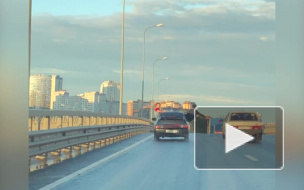 Видео: на Приморском шоссе петербуржцы из машины на полном ходу открыли двери другого авто