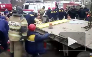 На объездной Екатеринбурга легковушка с малышом в салоне влетела под прицеп грузовика