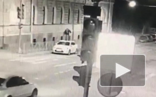 В Пушкине странный мужчина ногами помял крышу и разбил лобовое стекло у машины