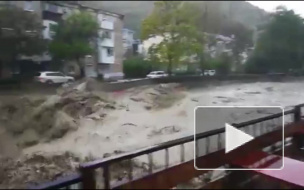 Видео из Туапсе: Бурные потоки воды смывают город