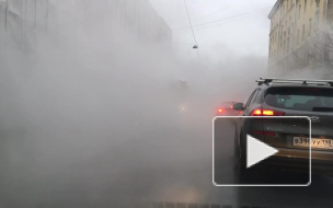 За день в Петербурге прорвало трубы в двух местах