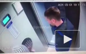 В Самаре ищут парня, который жестоко избил ребенка в лифте 