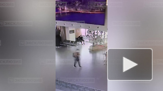 На видео попала кража ноутбука из сумки пассажирки Пулково