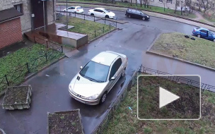 Появилось видео того, как четверо азиатов избили и ограбили петербуржца на выходе из аптеки