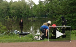 Мужчина на Porshe улетел в озеро в Сестрорецке 