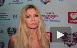 Сковородка, цветы, кофе: что дарят знаменитости на 8 марта