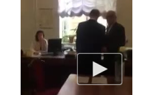 Стычка между депутатом петербургского ЗакСа и журналисткой попала на видео