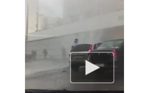 Видео из Казани: трубу теплоснабжения прорвало возле жилого дома