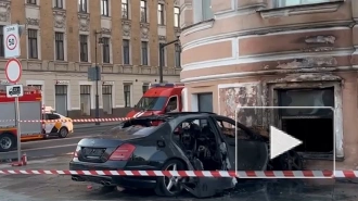 СМИ: Два человека погибли после того, как автомобиль врезался в стену и загорелся в Москве