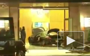 Видео из Нью-Йорка: Автомобиль протаранил Trump Plaza