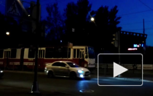 Сошедший с рельсов трамвай у метро "Новочеркасская" устроил пробки