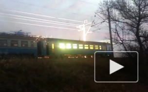 Опубликовали завораживающее видео того как ярко горела электричка под Кривым Рогом