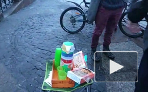 Напротив Шереметьевского дворца велосипедистов поят чаем и дарят браслеты