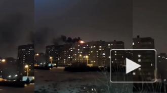 На проспекте Луначарского горит крыша дома