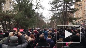 СМИ: В Ростове-на-Дону участники незаконной акции пытаются снести заграждения