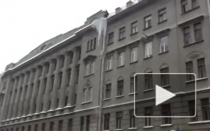 Огромные «сосульки» появились на крышах и угрожают жизни петербуржцев