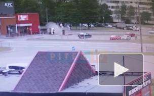 На проспекте Культуры кроссовер снес дорожный знак и перевернулся