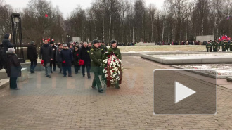 В День снятия блокады Ленинграда на Серафимовском кладбище возложили цветы 