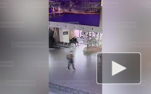 На видео попала кража ноутбука из сумки пассажирки Пулково