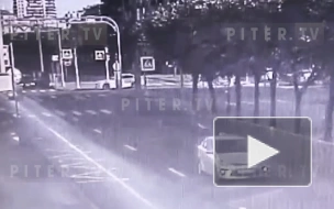 Видео: две иномарки не поделили перекресток на бульваре Красных Зорь