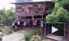 В Индонезии соседи перенесли трехэтажный дом на руках