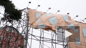 Под напором петербургского урагана ель на Дворцовой держится из последних сил