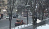 Подтаявший снег с улиц Петербурга убирают 1,2 тысячи дворников