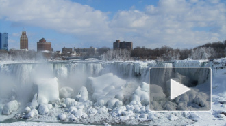 Фото и видео замерзшего Ниагарского водопада стало хитом интернета